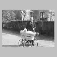 094-0021 8. Mai 1938. Omi Caroline Szimmetat mit ihrem Enkel Winfried aus Troppau vor dem Haus Darge.jpg